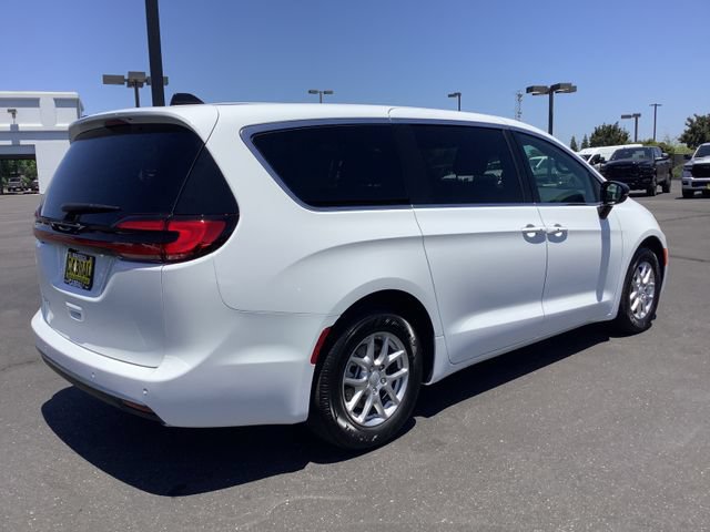 New 2027 Chrysler Pacifica Select FWD image 31