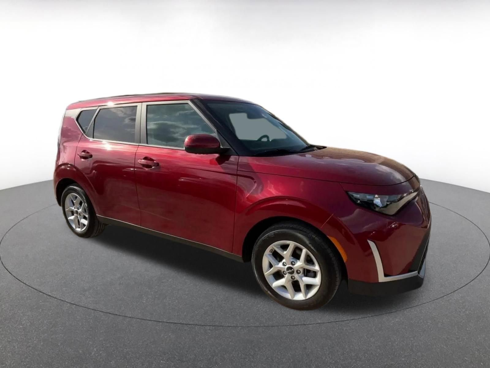 Used 2025 Kia Soul LX w/ LX Technology Package FWD image 2