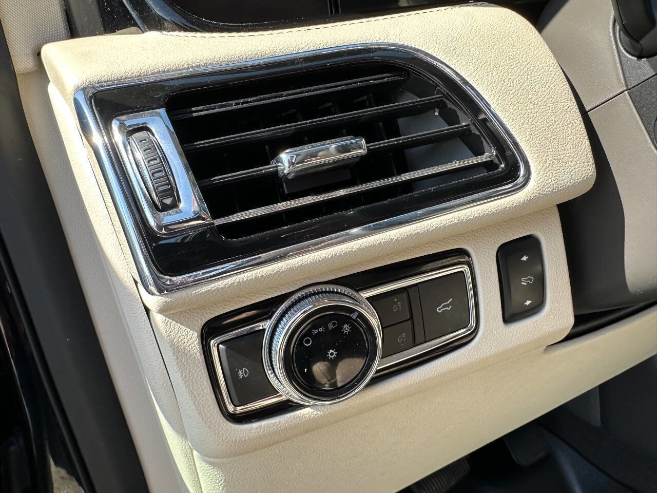 Used 2019 Lincoln Navigator L Reserve image 30
