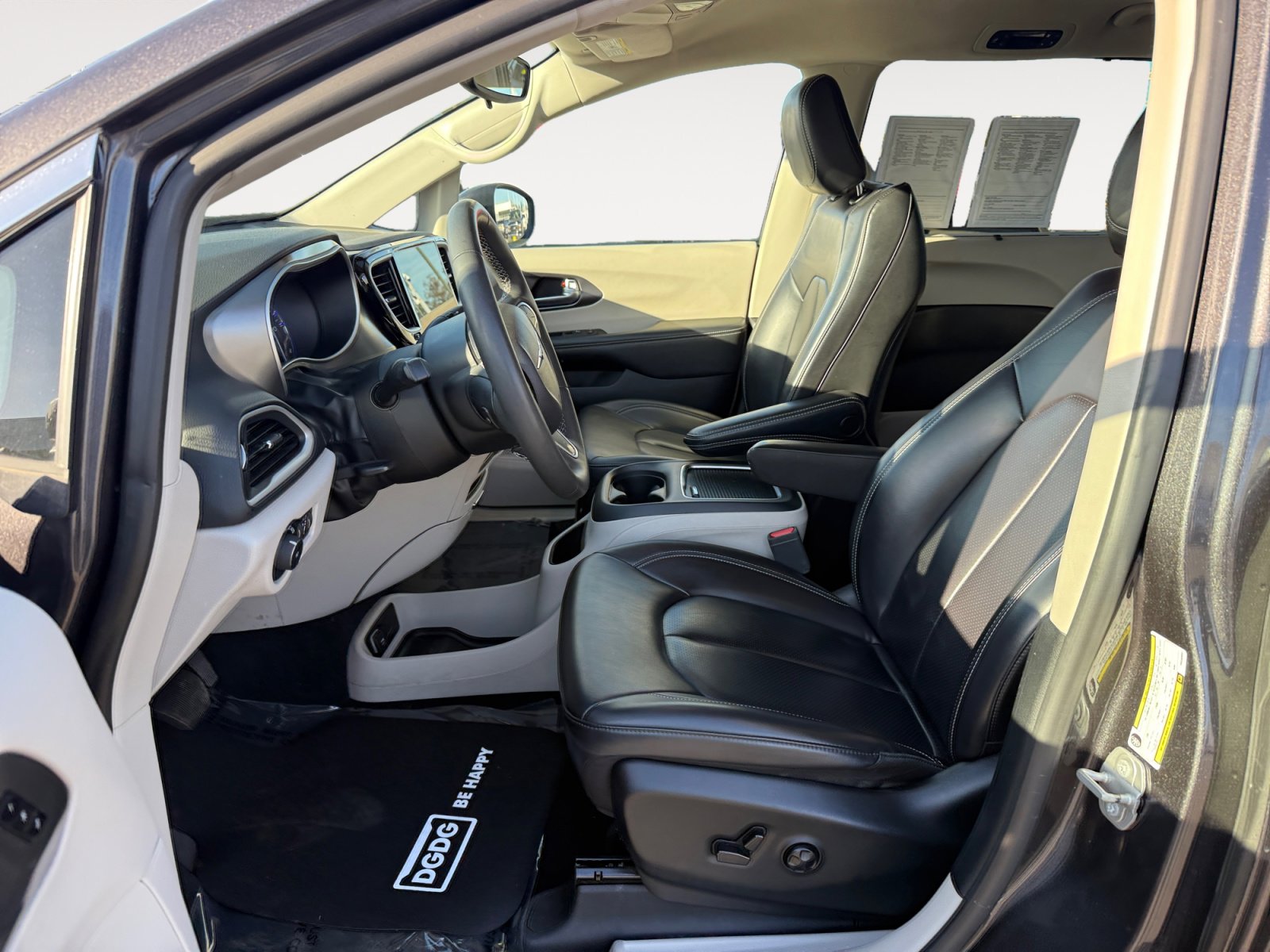 Used 2023 Chrysler Pacifica Touring-L image 10