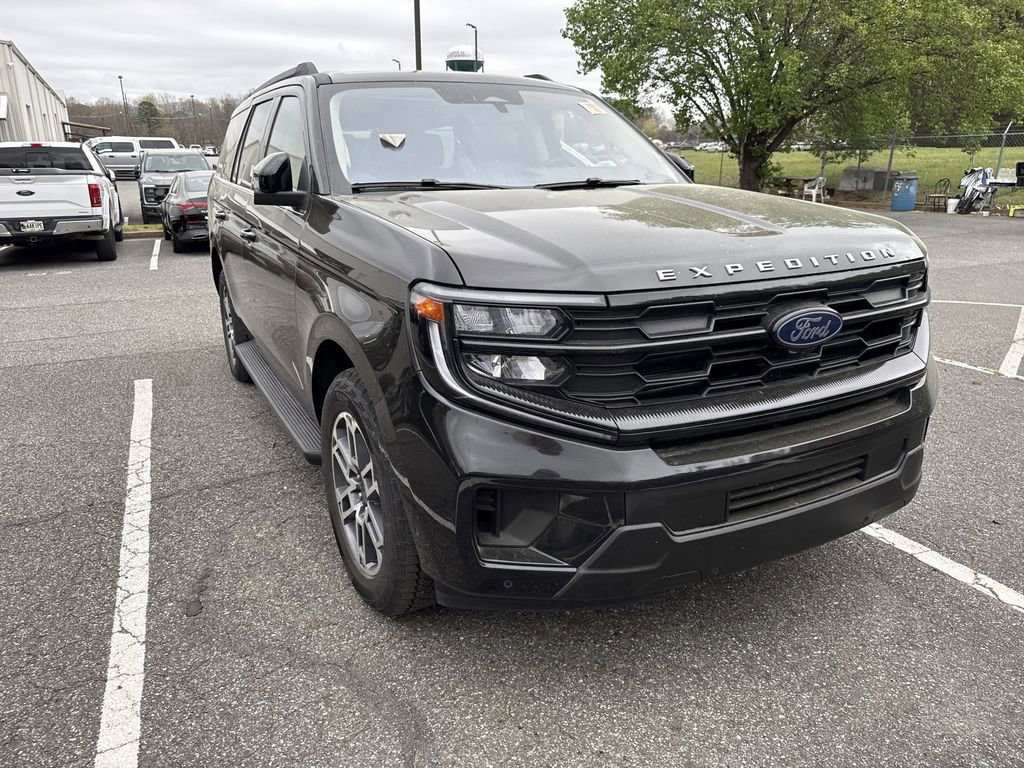 Used 2025 Ford Expedition Active AWD/4WD image 3