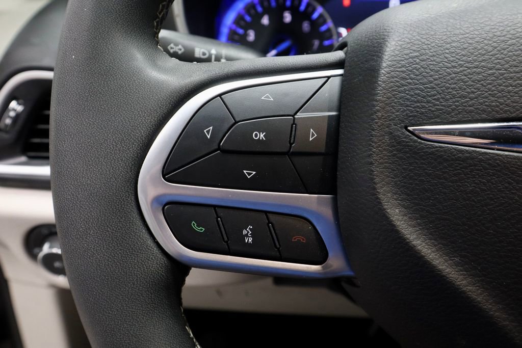Used 2024 Chrysler Pacifica Touring-L FWD image 29