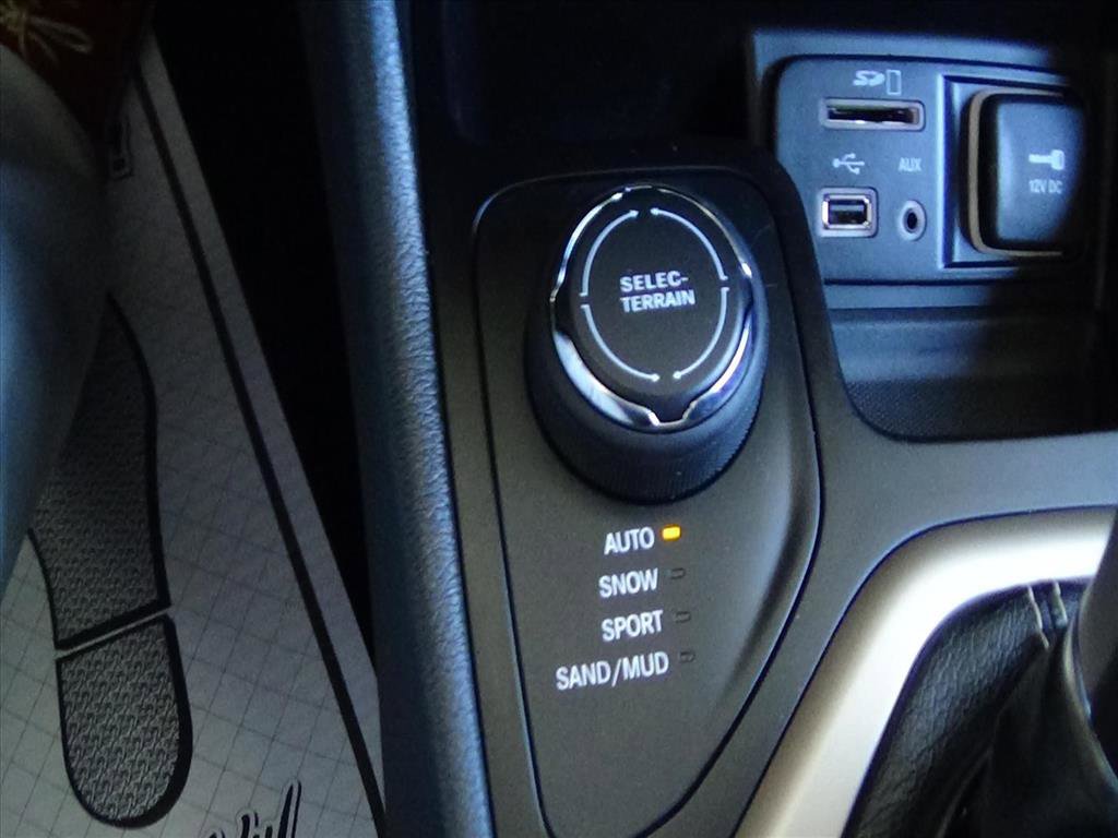 Used 2015 Jeep Cherokee Latitude w/ Comfort/Convenience Group image 22