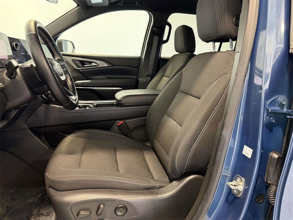 Used 2025 Chevrolet Traverse LT image 16