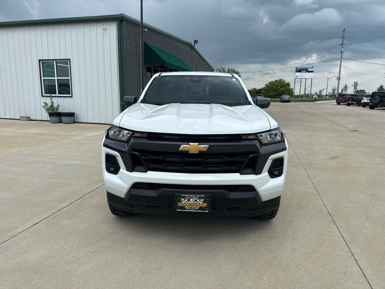 Used 2024 Chevrolet Colorado LT w/ LT Convenience Package II AWD/4WD image 2