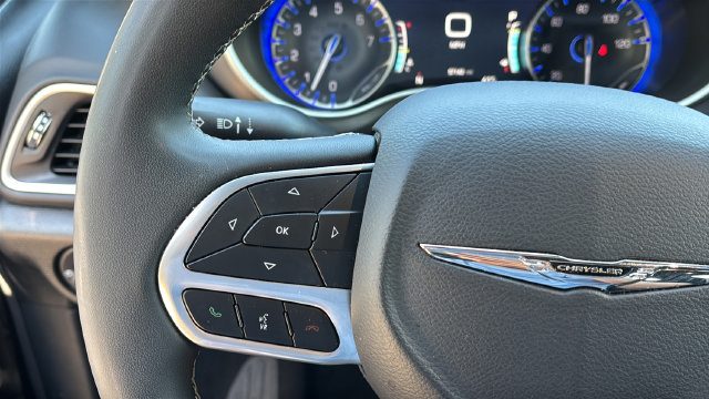 Used 2025 Chrysler Pacifica Select FWD image 23