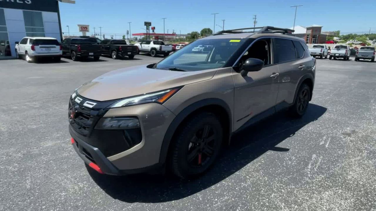 Used 2025 Nissan Rogue SV AWD/4WD image 5