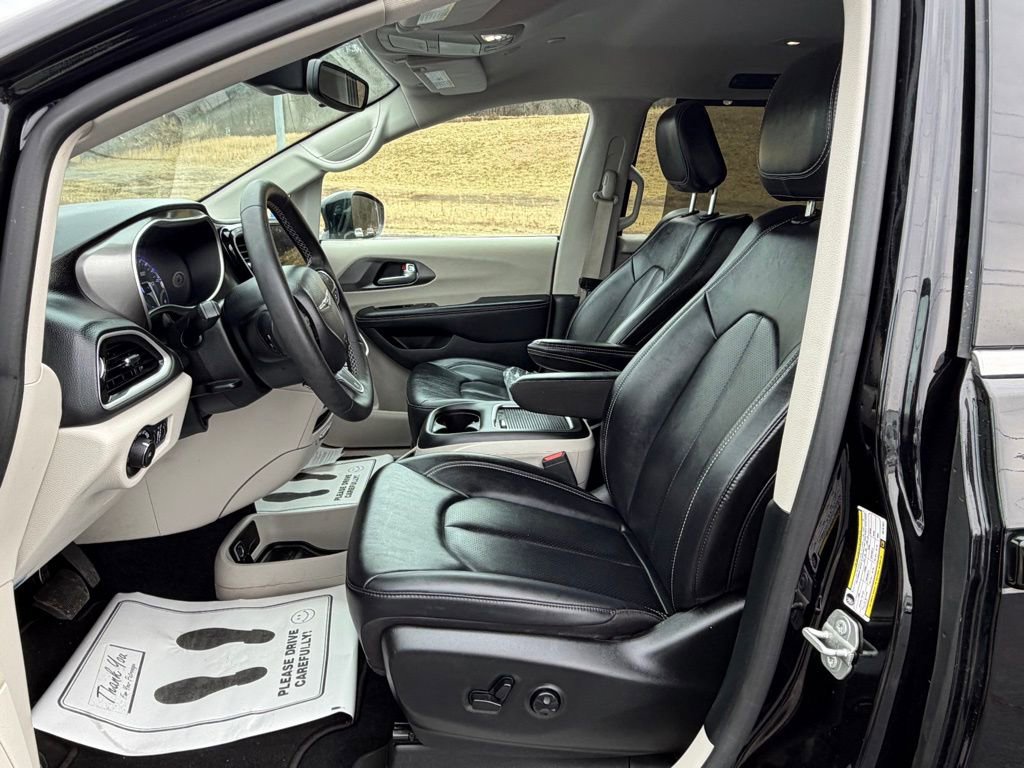 Used 2024 Chrysler Pacifica Touring-L image 22