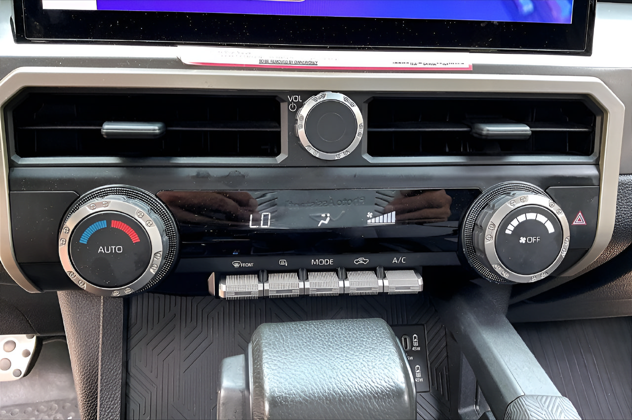 Used 2024 Toyota Tacoma TRD Sport AWD/4WD image 24