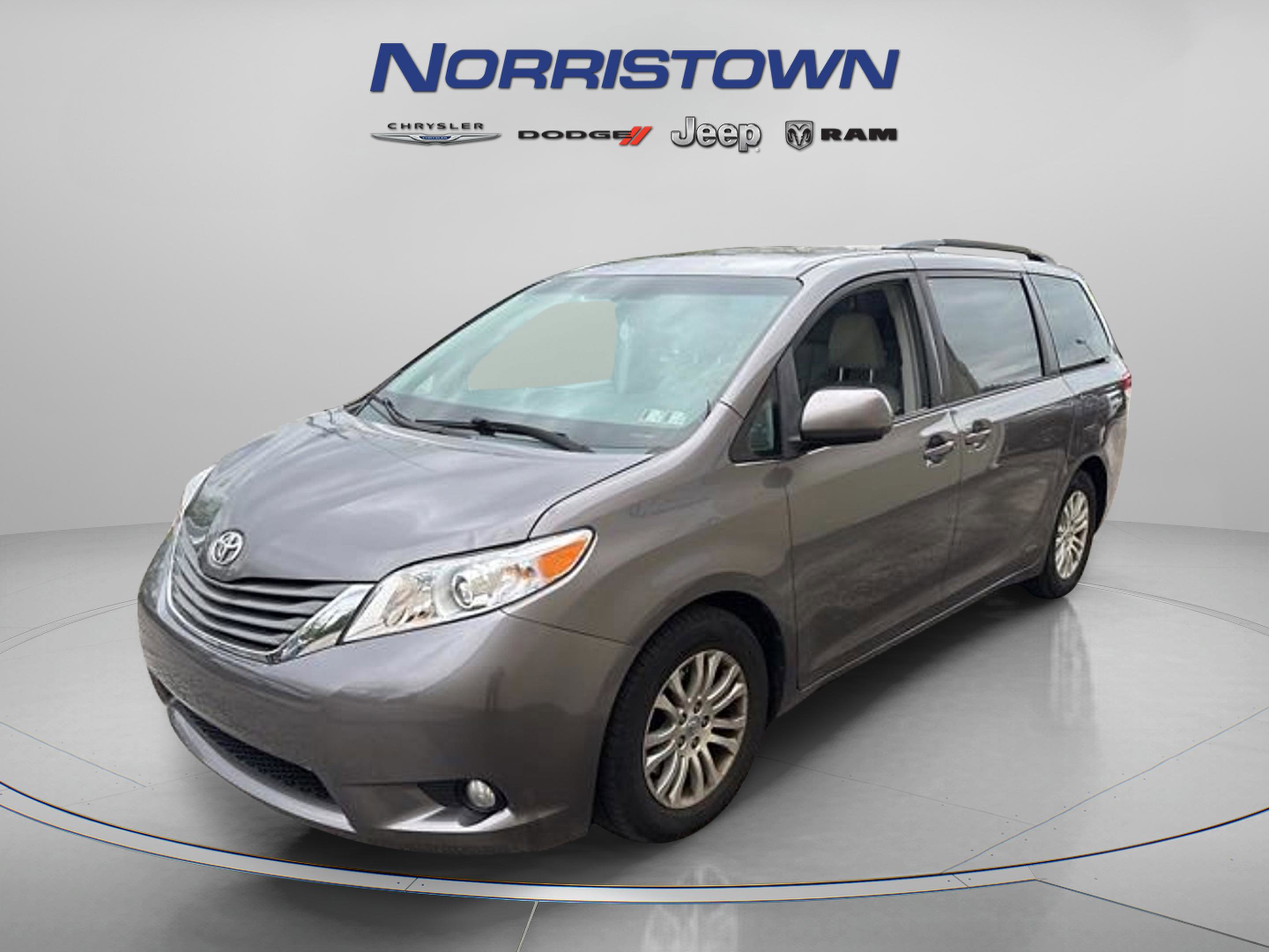 Used 2013 Toyota Sienna XLE FWD image 3