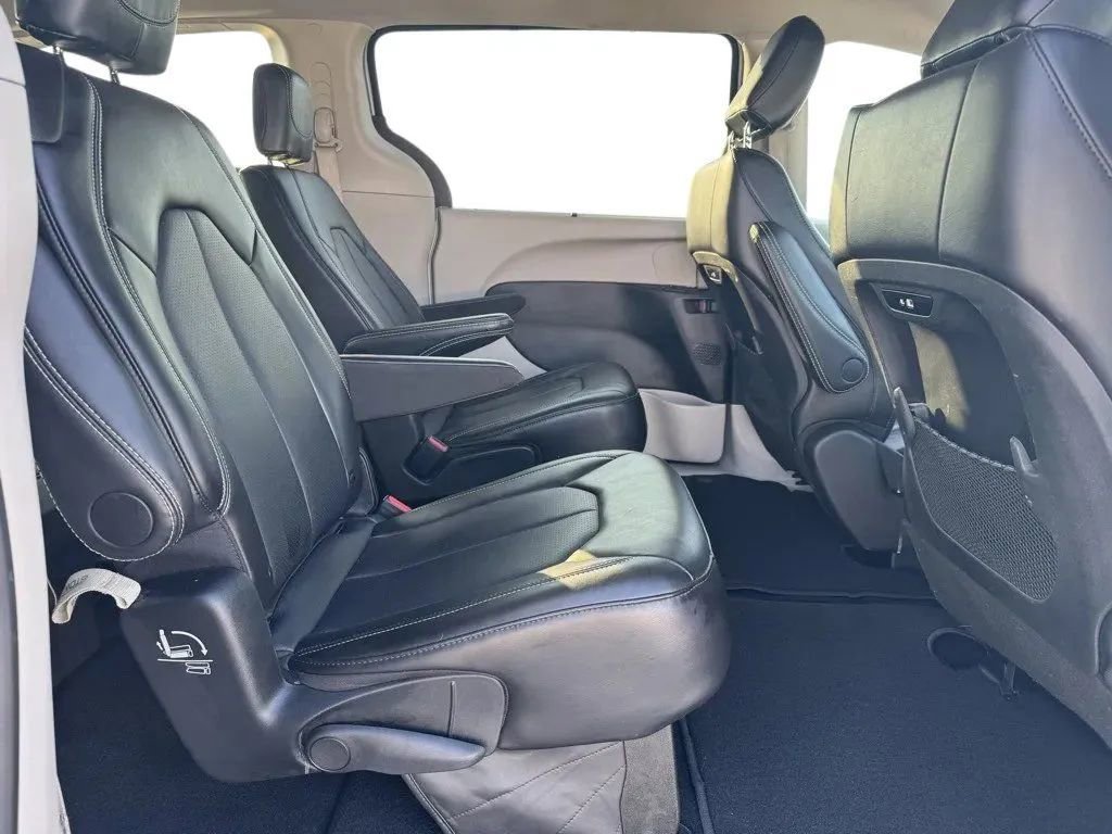 Used 2024 Chrysler Pacifica Touring-L image 20