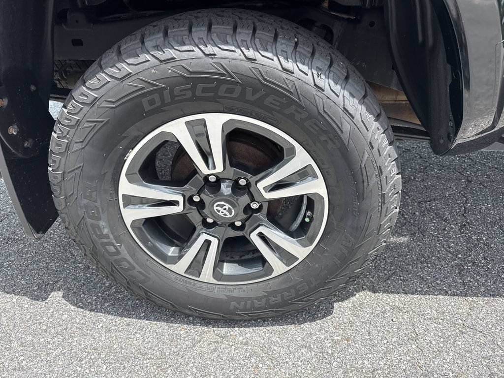 Used 2018 Toyota Tacoma TRD Sport AWD/4WD image 17