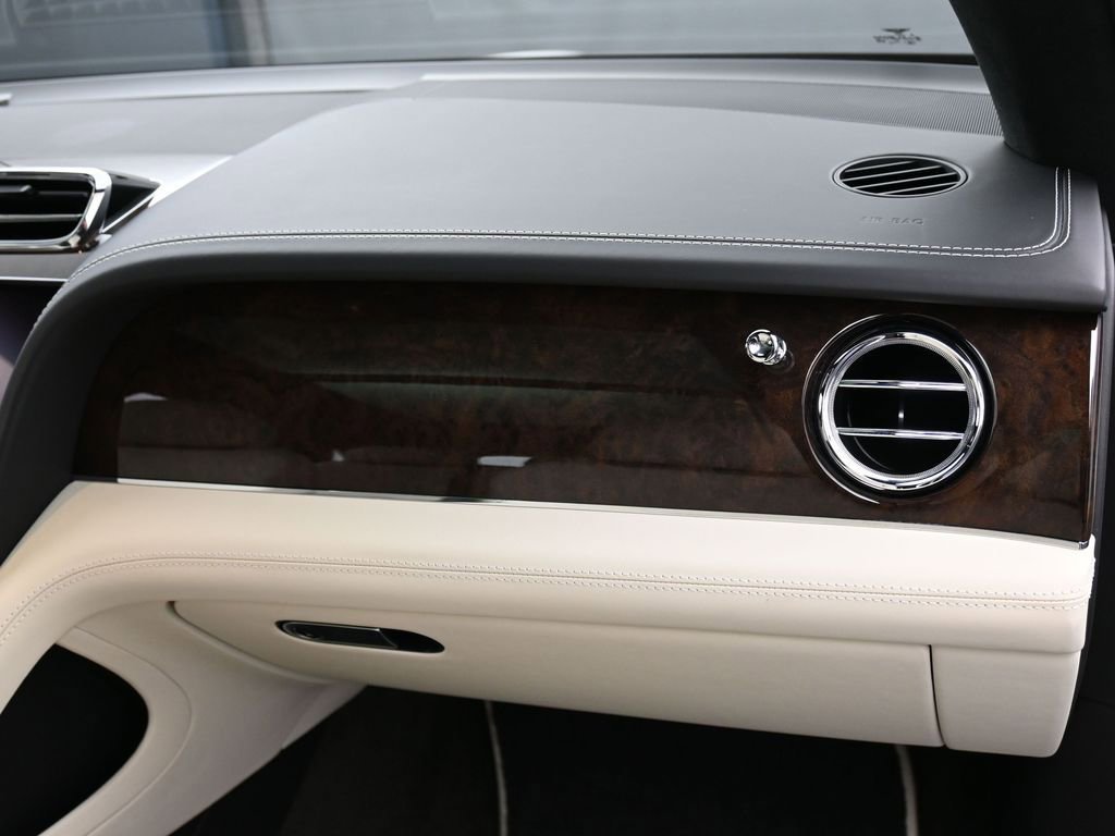 Certified 2023 Bentley Bentayga Plug-In Hybrid AWD/4WD image 32