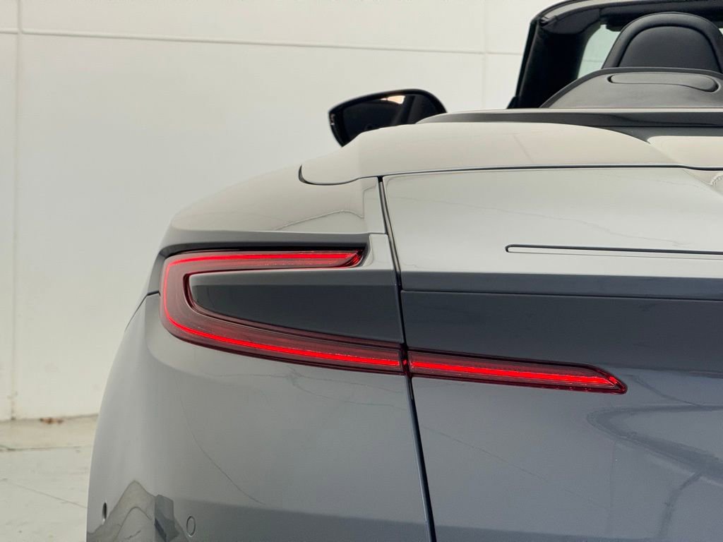 Used 2023 Aston Martin DB11 Volante image 41