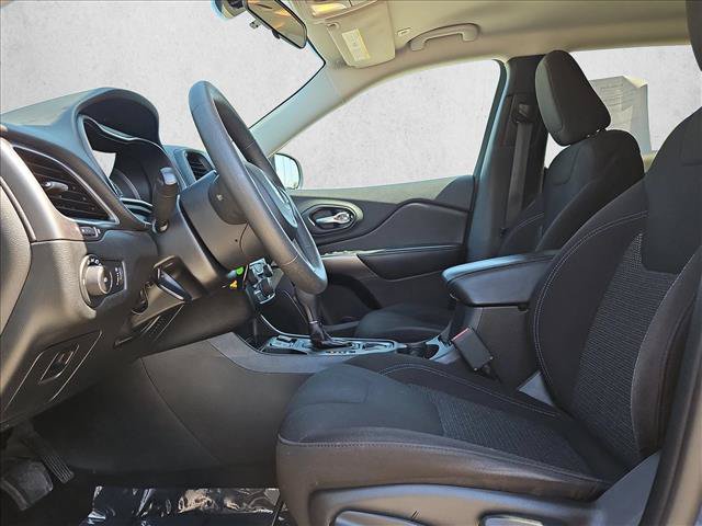 Used 2019 Jeep Cherokee Latitude w/ Popular Appearance Group FWD image 16