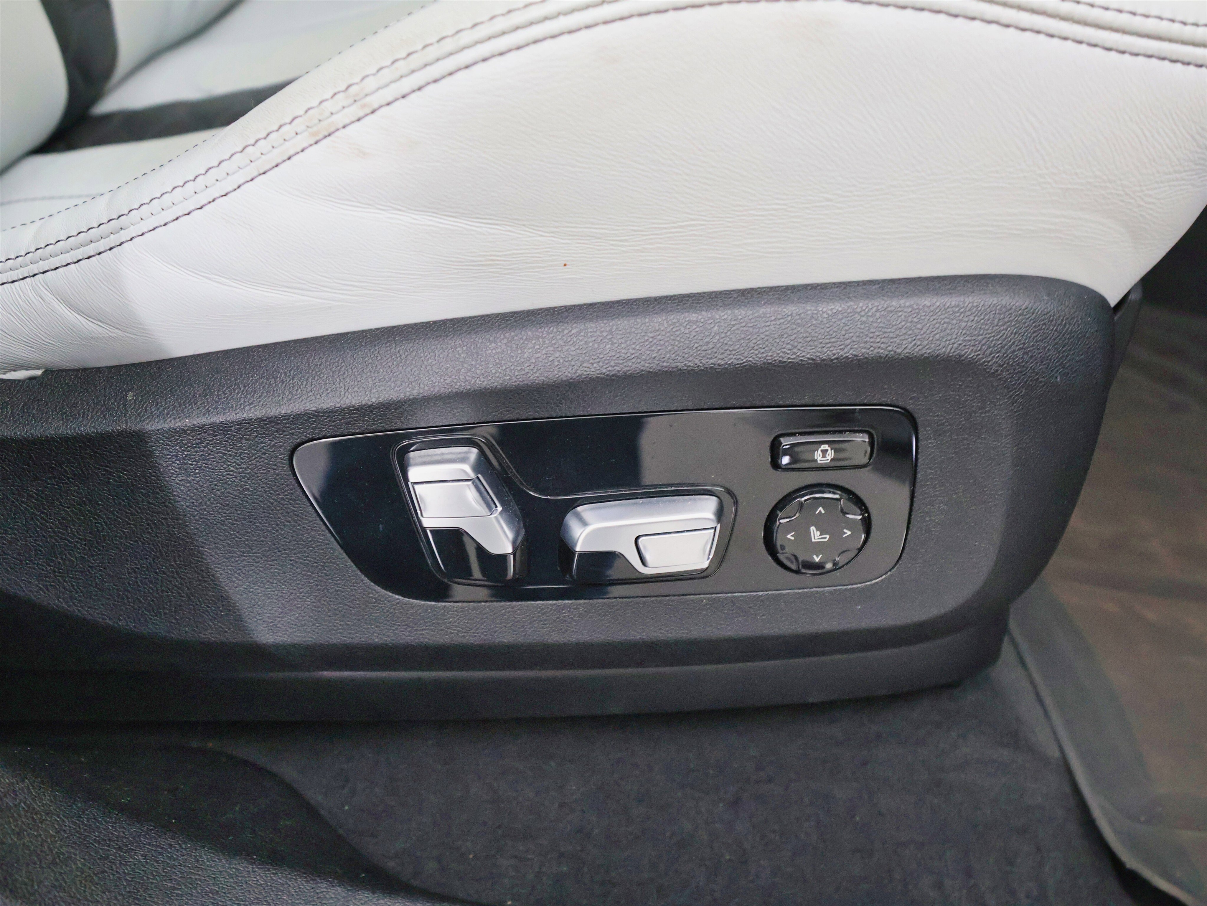 Used 2021 BMW X6 M w/ Executive Package image 48