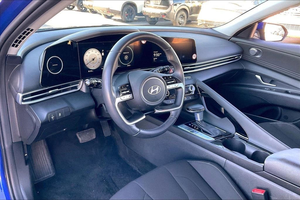 Used 2025 Hyundai Elantra SEL image 12