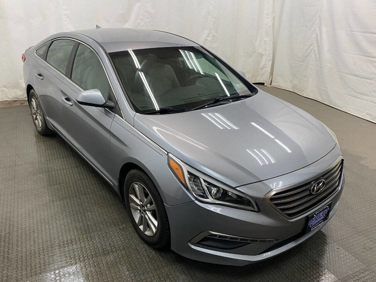 Used 2015 Hyundai Sonata SE w/ Option Group 09 FWD image 2