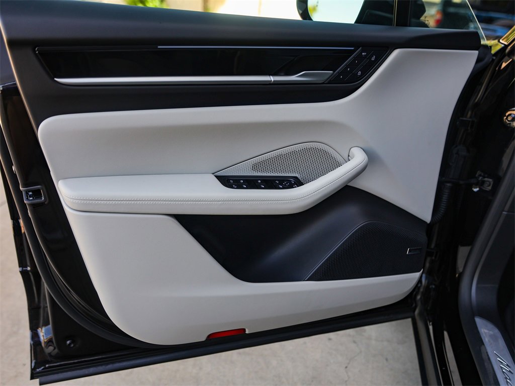 New 2025 Porsche Macan 4 Electric image 31