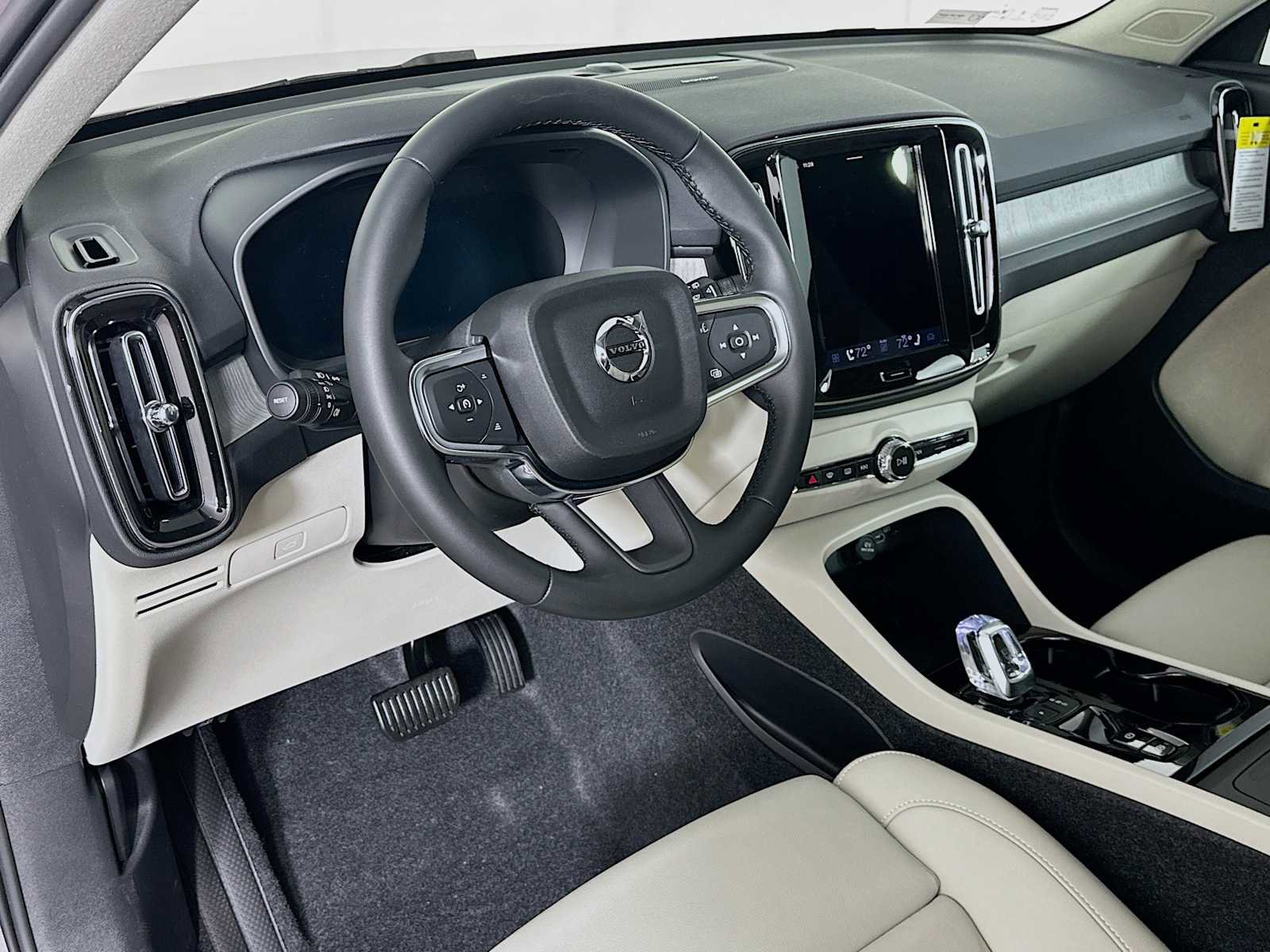 New 2026 Volvo XC40 B5 Ultra w/ Climate Package image 9