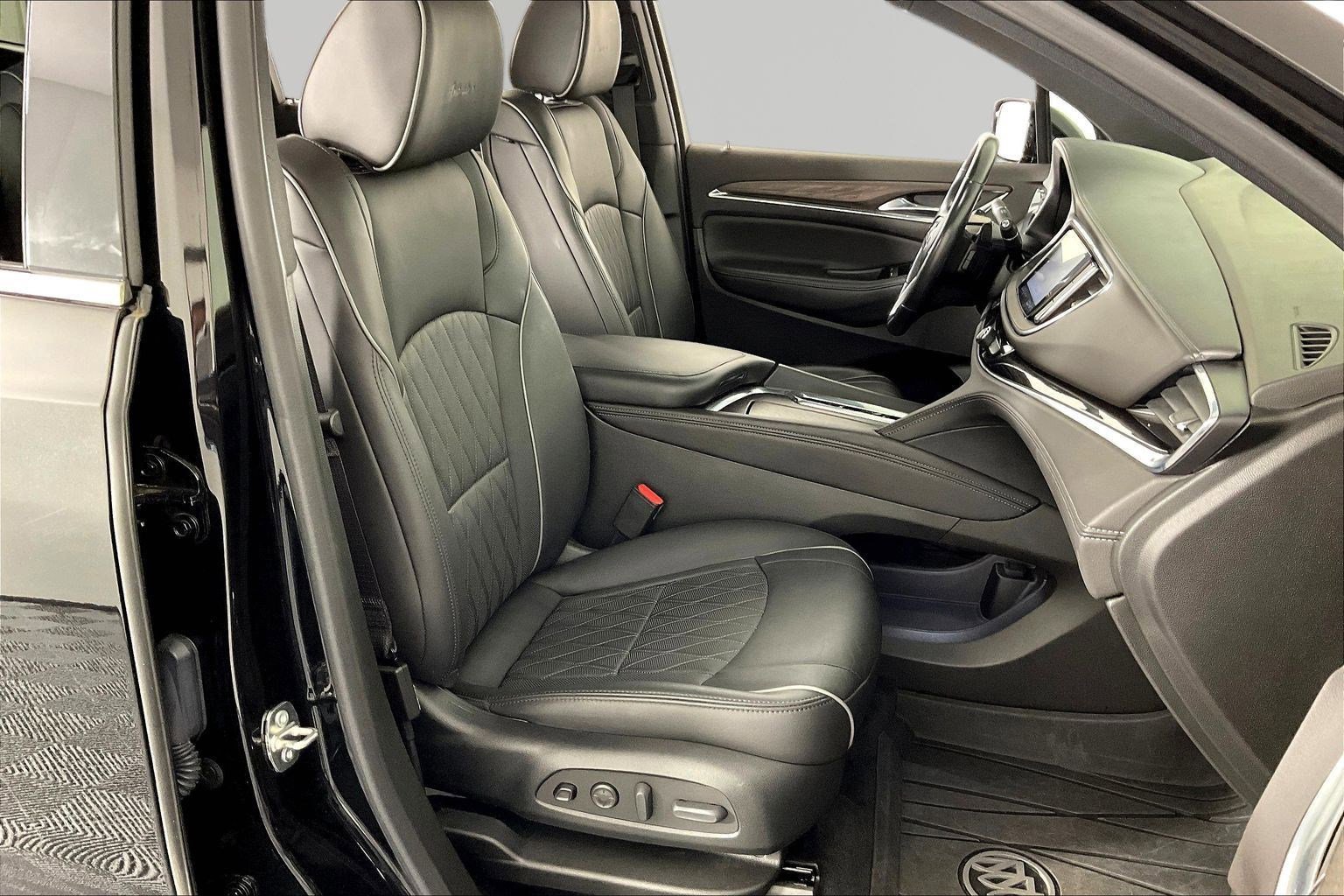 Used 2023 Buick Enclave Avenir image 30