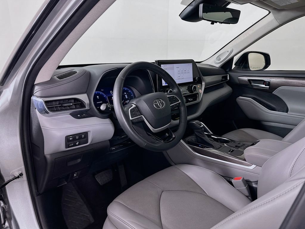 Used 2023 Toyota Highlander Platinum image 9