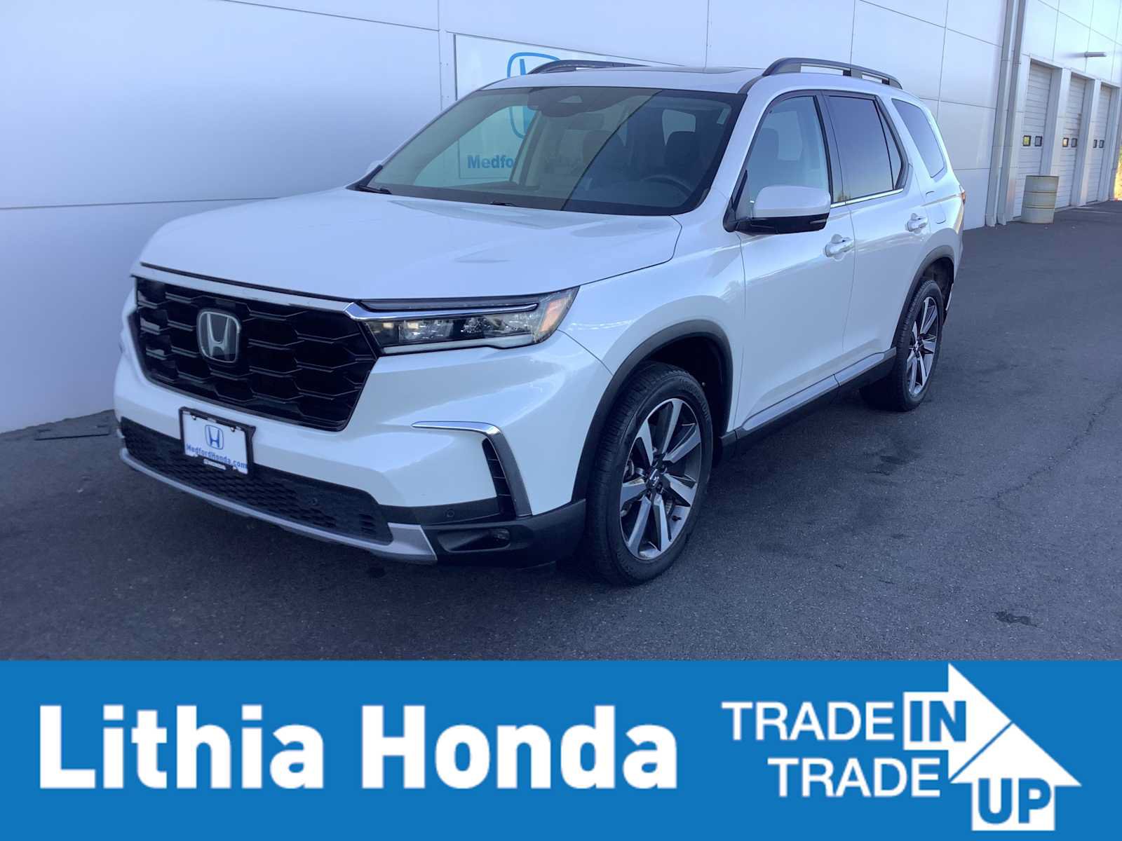 Used 2024 Honda Pilot Touring image 1