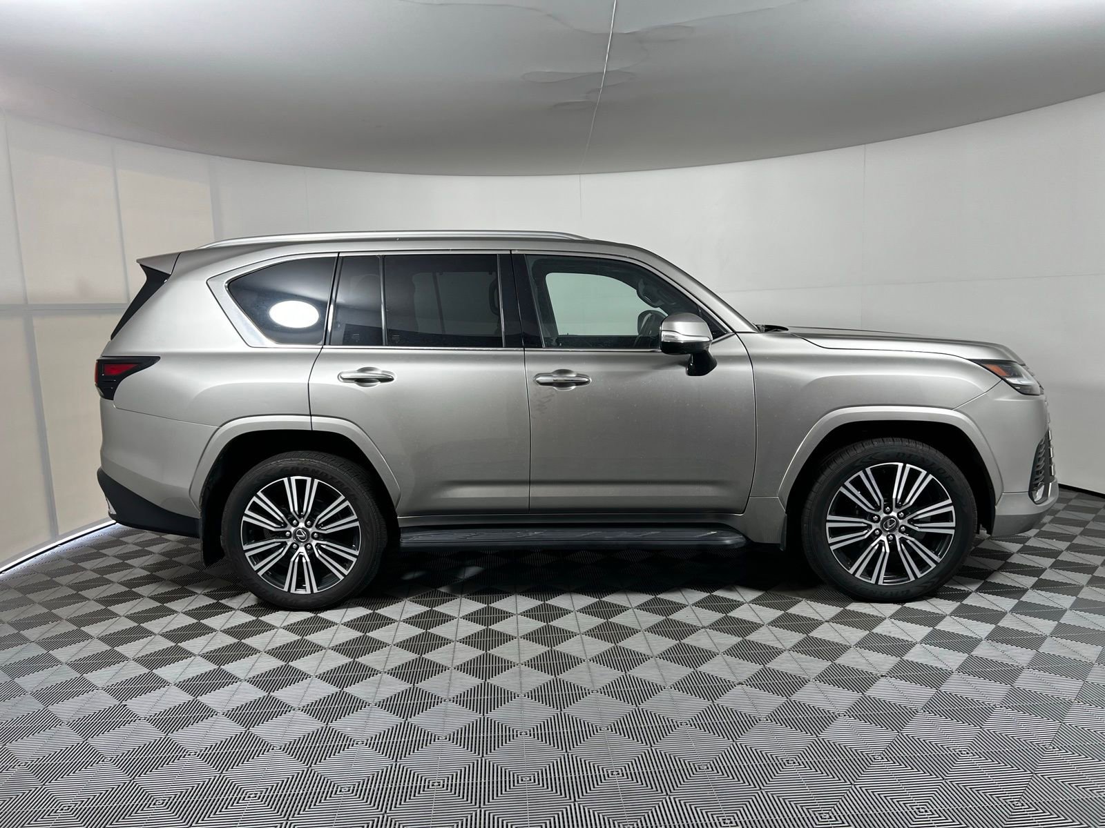 Used 2024 Lexus LX 600 4WD w/ Luxury Package image 4