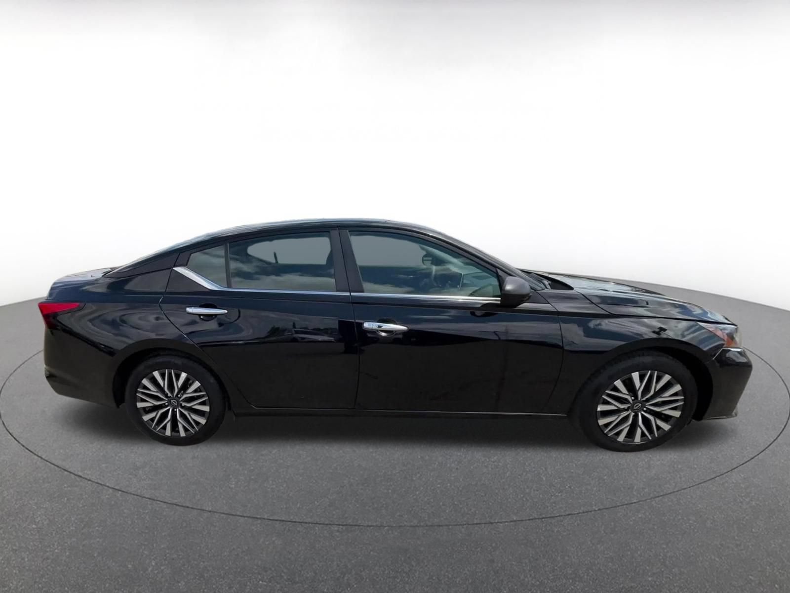 Used 2025 Nissan Altima 2.5 SV FWD image 16