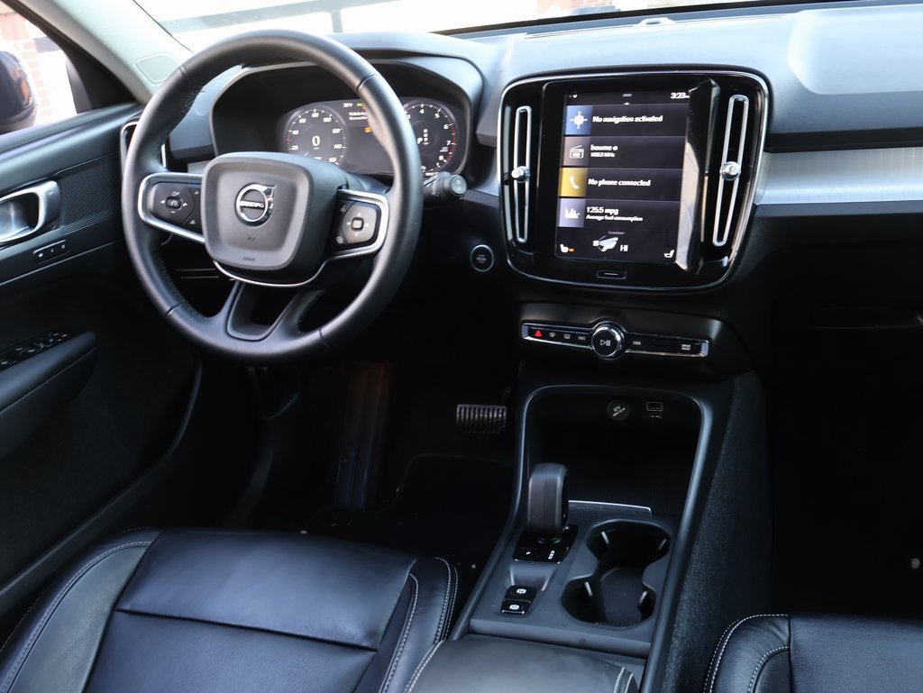 Used 2022 Volvo XC40 T5 Momentum image 15