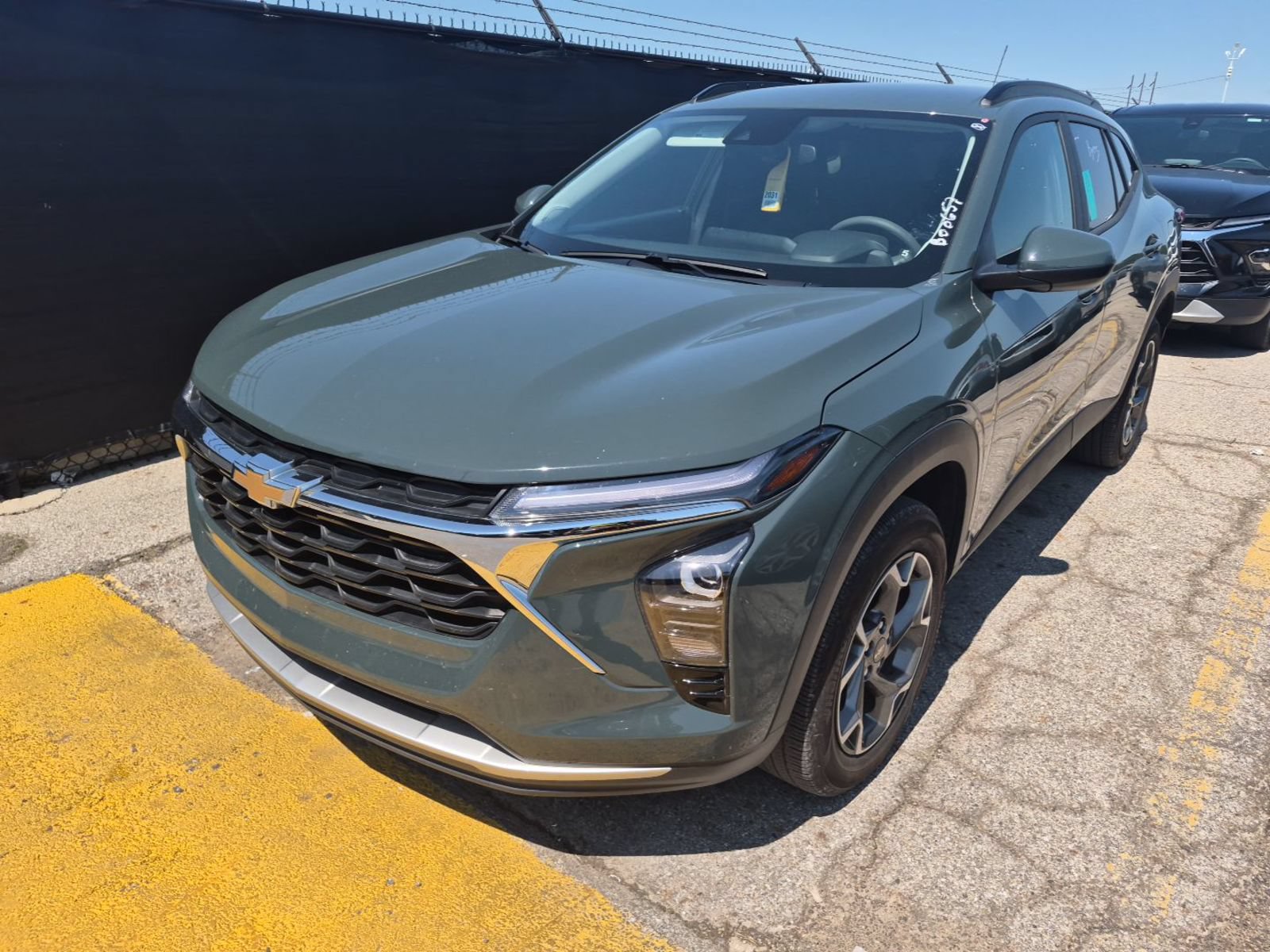 Used 2025 Chevrolet Trax LT FWD image 2
