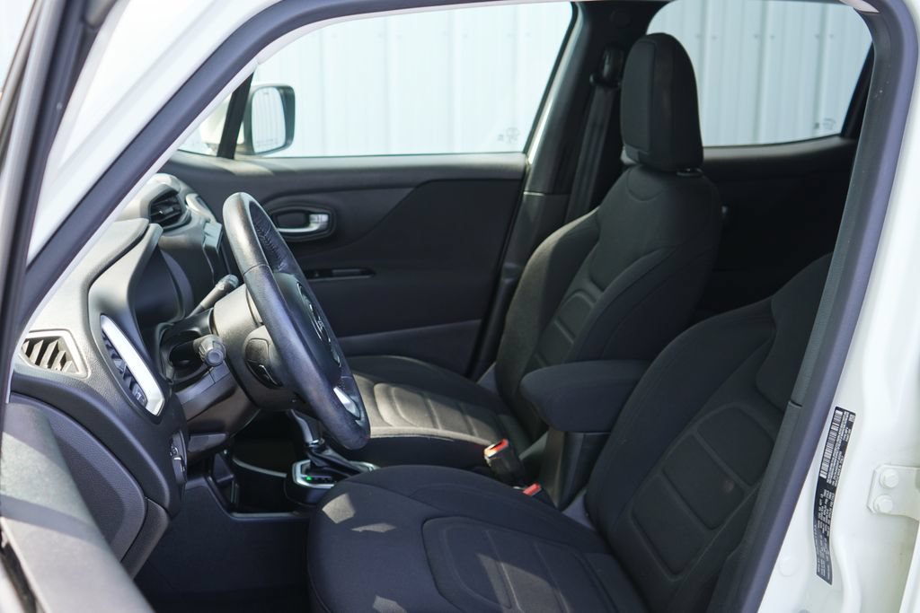 Used 2019 Jeep Renegade Latitude w/ Cold Weather Group FWD image 11