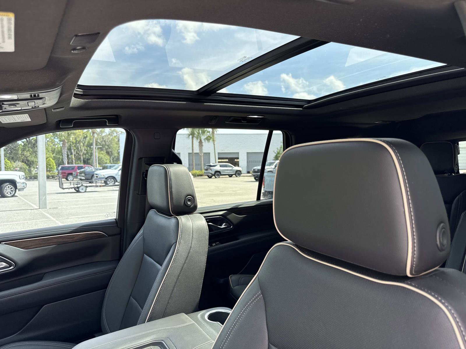 Used 2023 Chevrolet Tahoe Premier AWD/4WD image 23