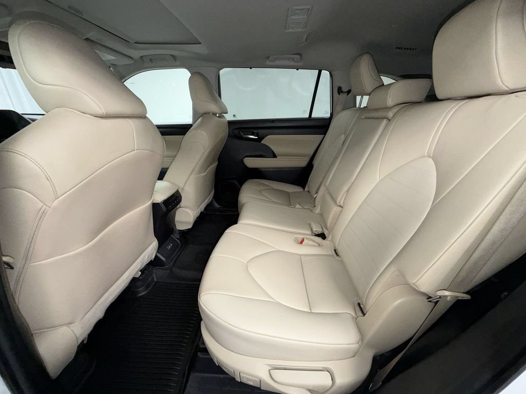 Used 2023 Toyota Highlander XLE AWD/4WD image 7