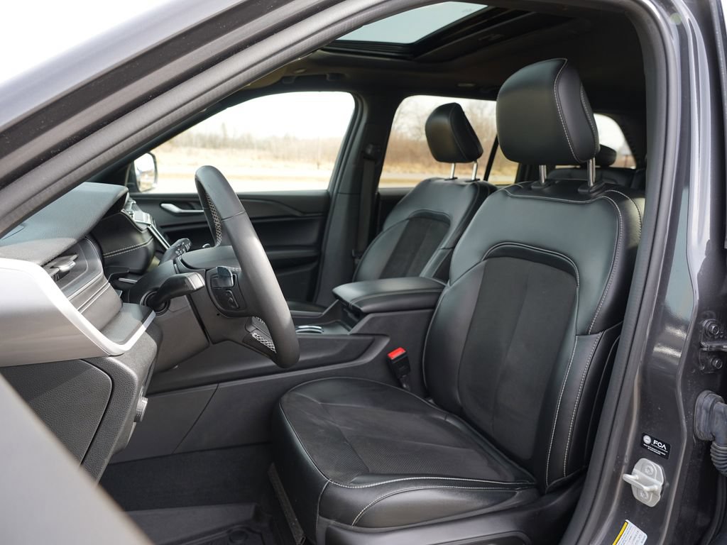 Used 2024 Jeep Grand Cherokee Altitude AWD/4WD image 12