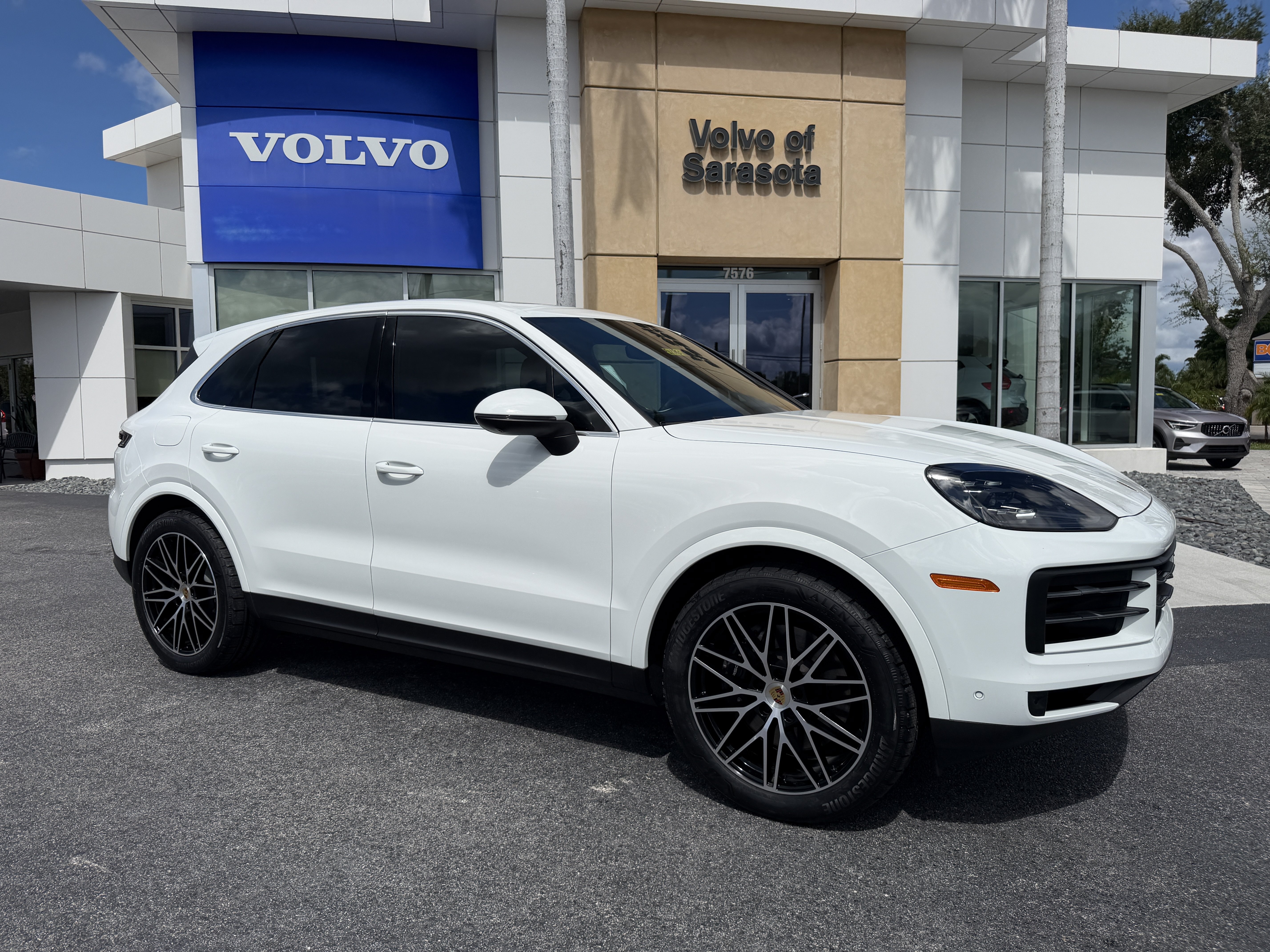 Used 2024 Porsche Cayenne AWD/4WD image 1