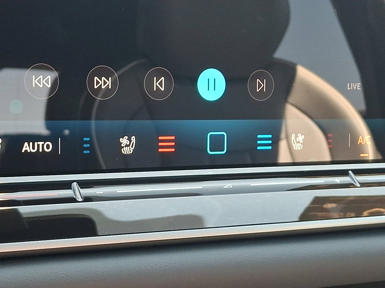 Certified 2025 Volkswagen Tiguan SEL R-Line AWD/4WD image 25