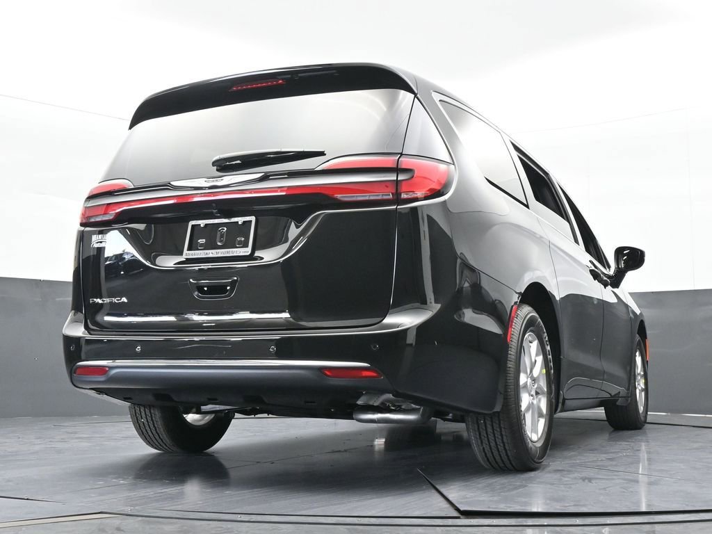 New 2026 Chrysler Pacifica Select image 60