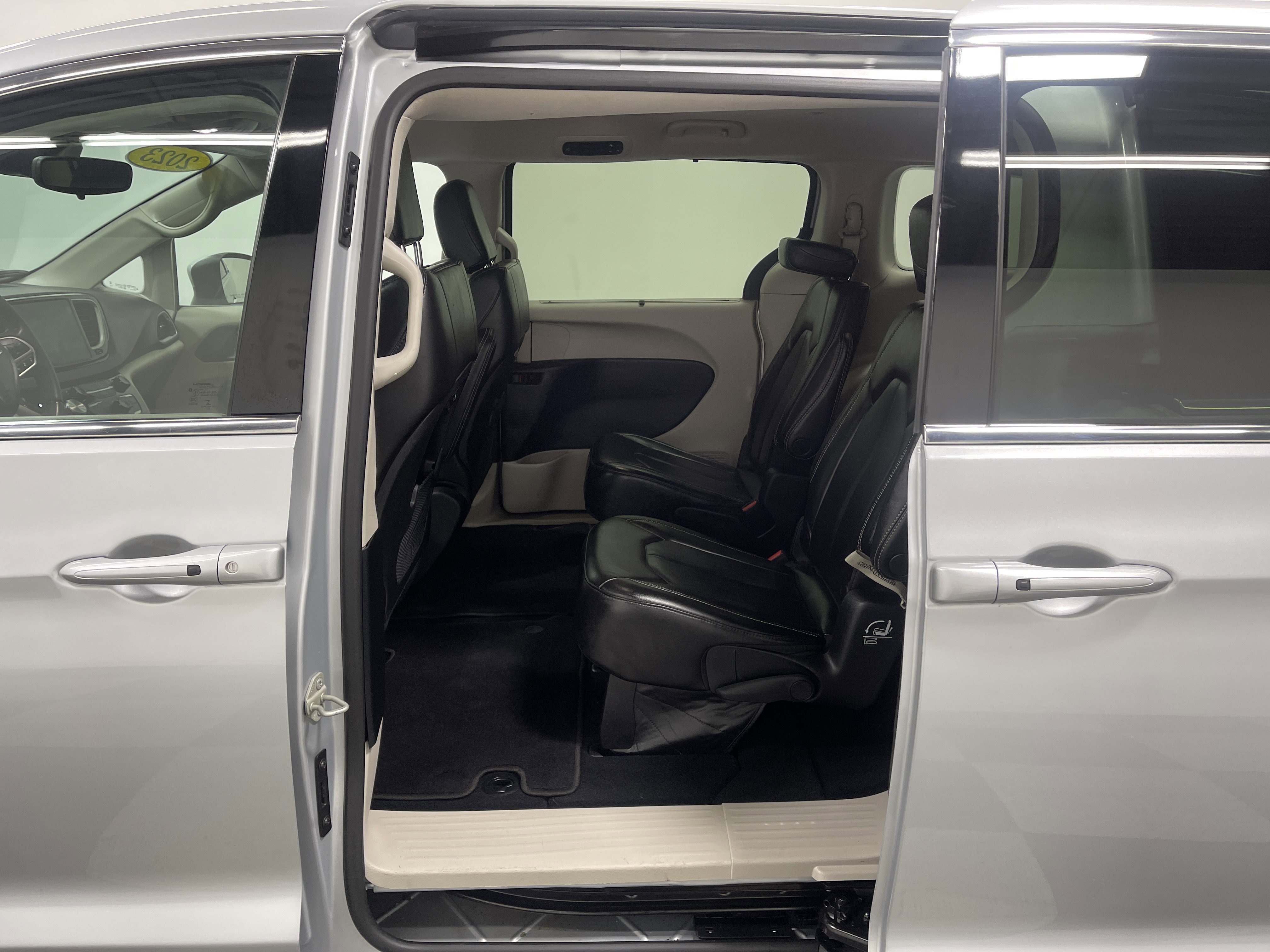 Used 2023 Chrysler Pacifica Touring-L image 13