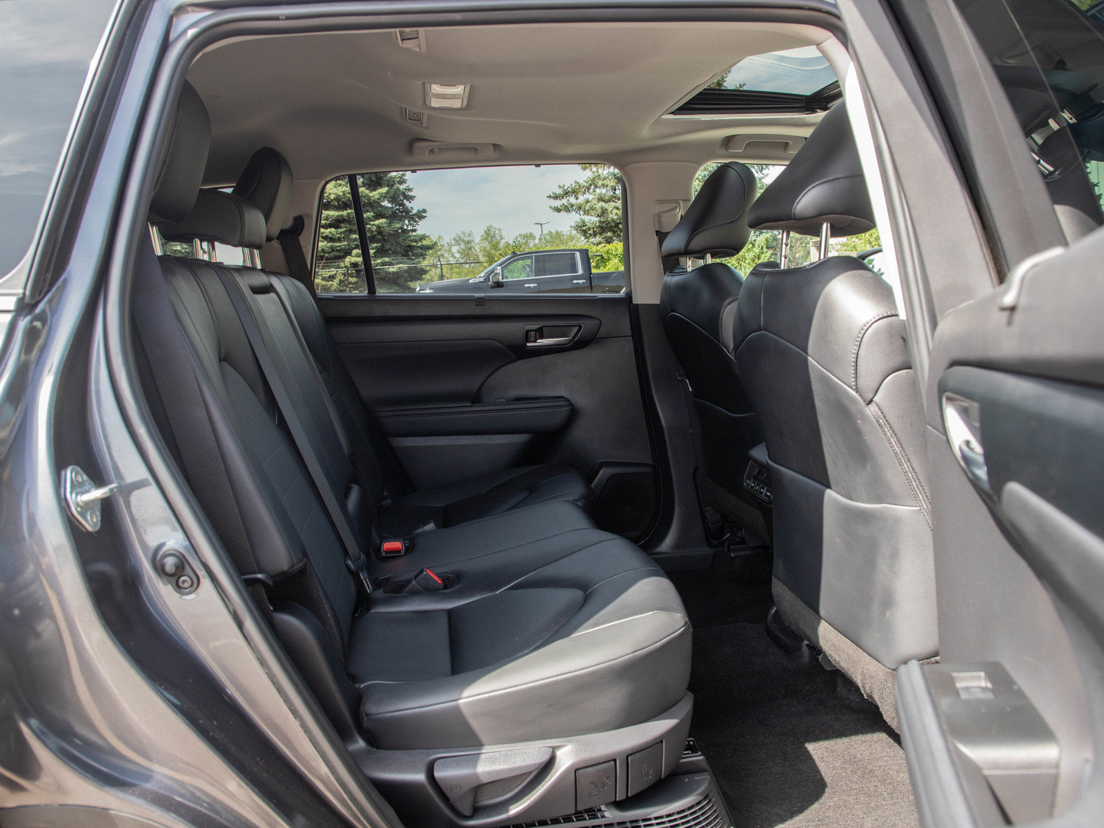 Used 2025 Toyota Highlander XLE AWD/4WD image 14