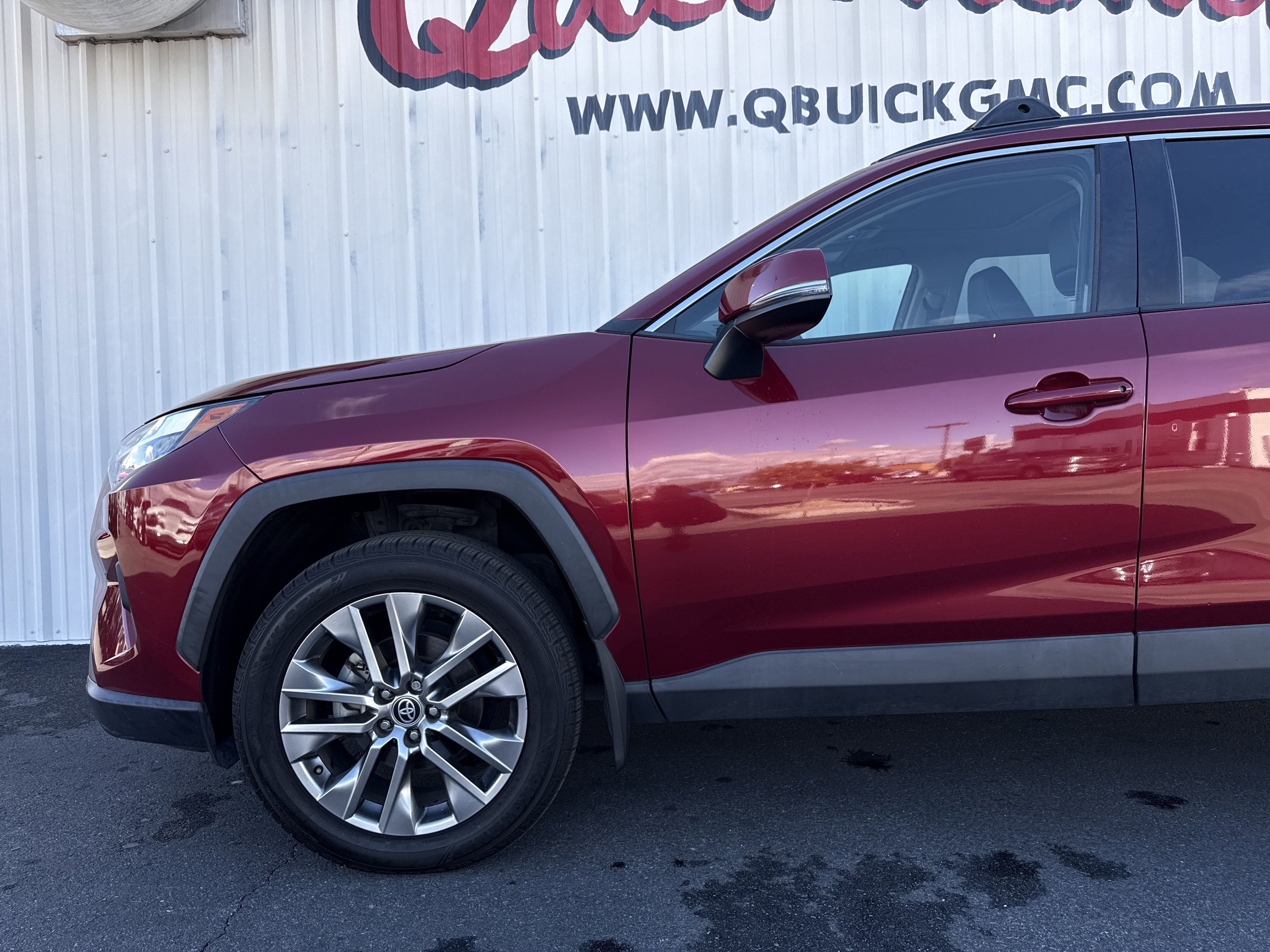 Used 2022 Toyota RAV4 XLE Premium image 4