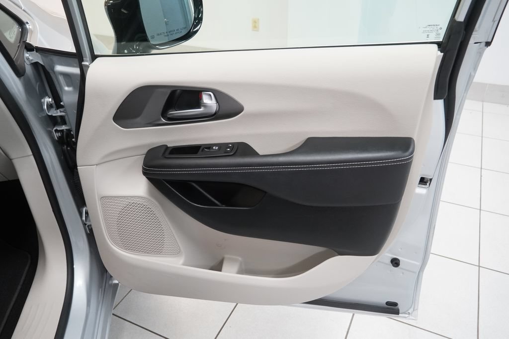Used 2024 Chrysler Pacifica Limited FWD image 25