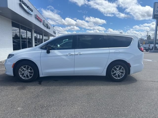 Used 2026 Chrysler Pacifica Select FWD image 2