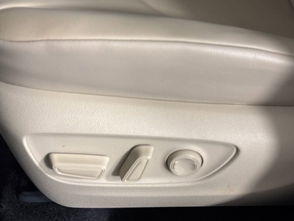 Certified 2025 Toyota Highlander XLE image 9