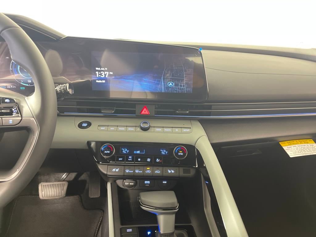 New 2025 Hyundai Elantra Limited image 16