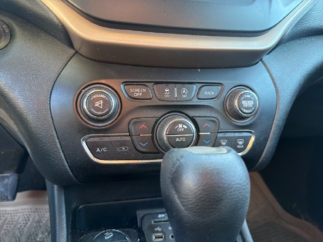 Used 2015 Jeep Cherokee Latitude w/ Comfort/Convenience Group AWD/4WD image 17