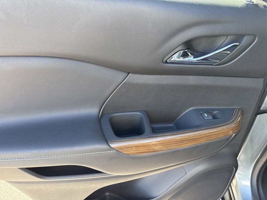 Used 2023 GMC Acadia SLE image 13