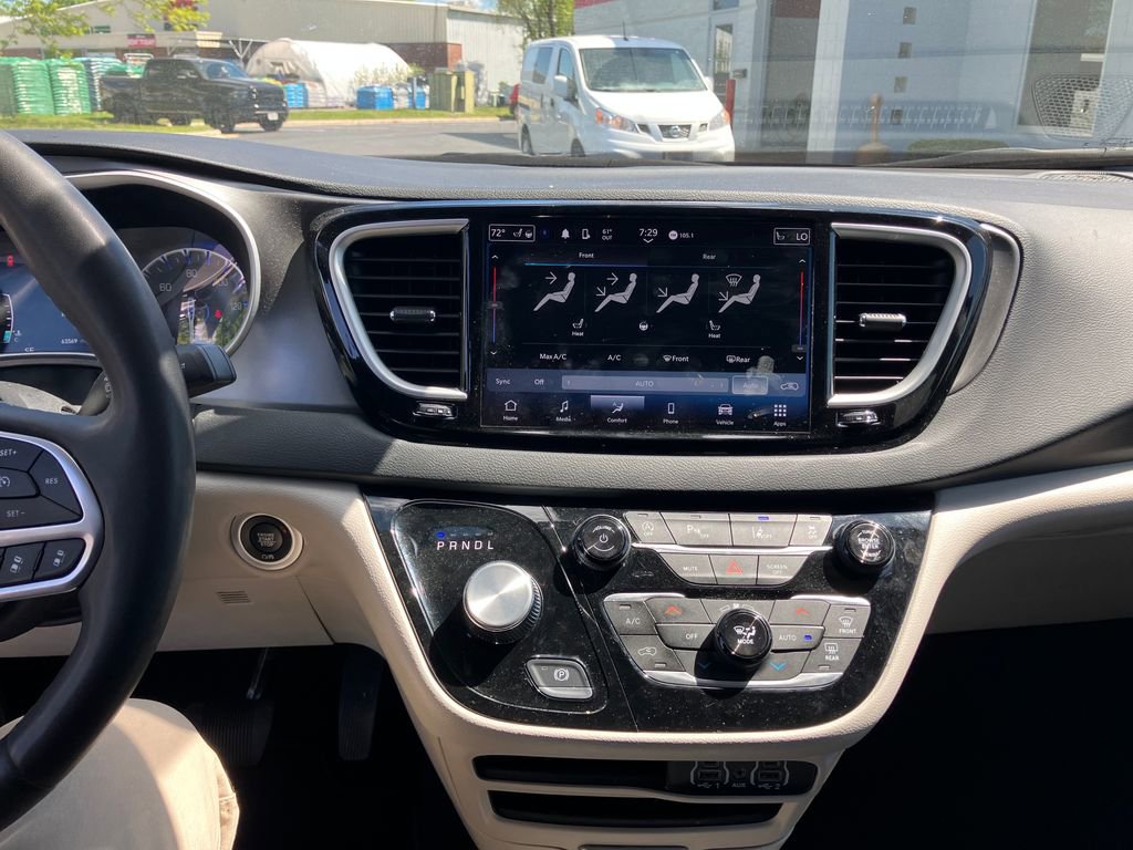 Used 2024 Chrysler Pacifica Touring-L FWD image 20