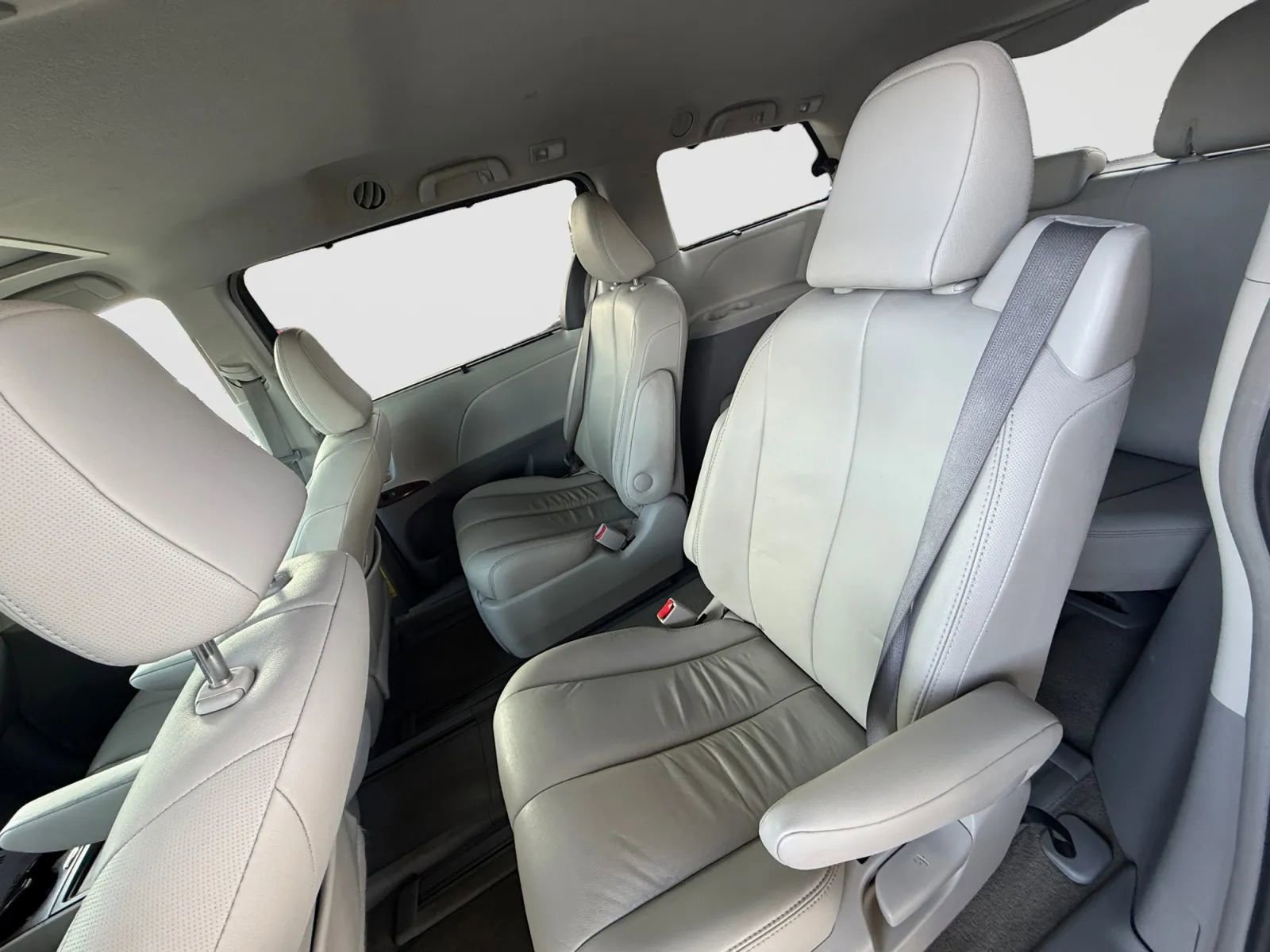 Used 2013 Toyota Sienna XLE image 13