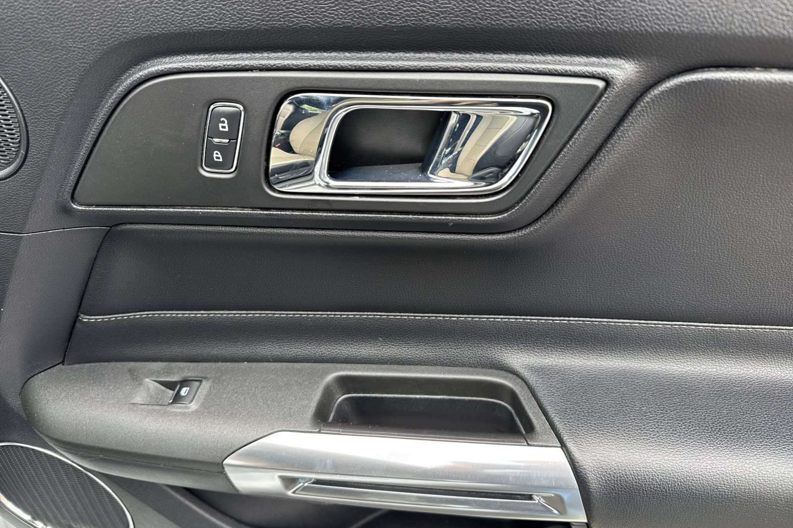 Used 2015 Ford Mustang Premium RWD image 20